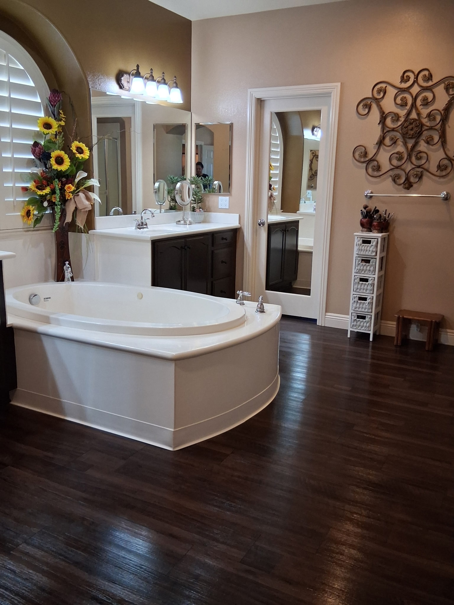 Spotless master bathroom with soaking tub cleaned by LPZ